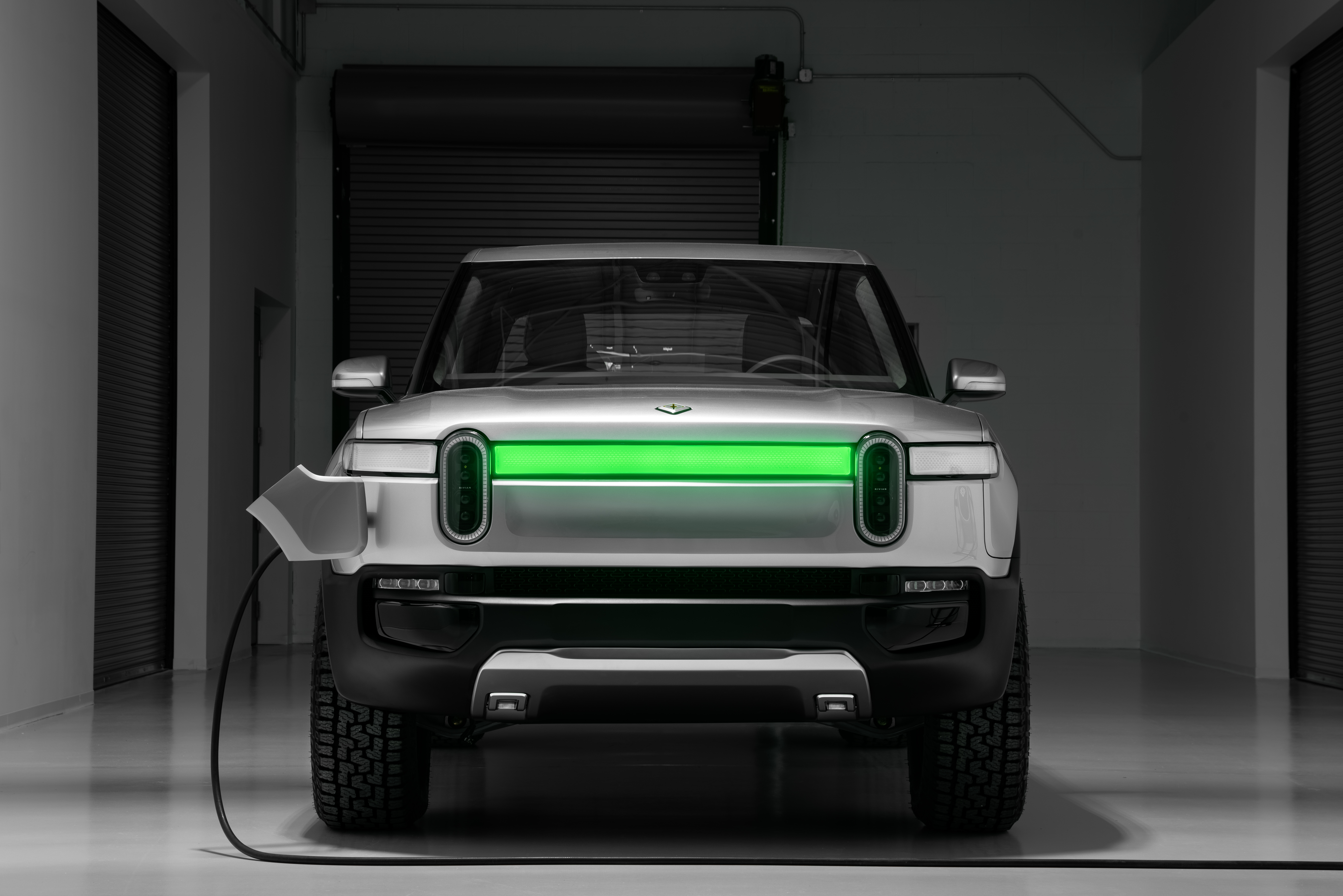 2018_11_E.-Rivian_R1T_Front_Charge_Indicator
