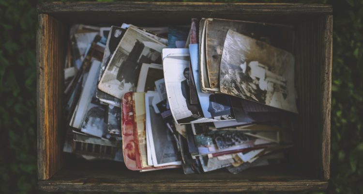 life-memories-old-photos-in-the-wooden-box-5842
