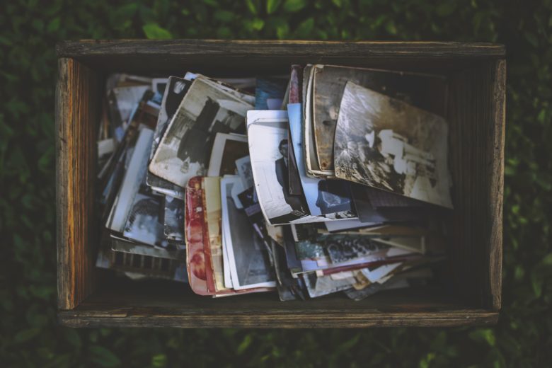 life-memories-old-photos-in-the-wooden-box-5842